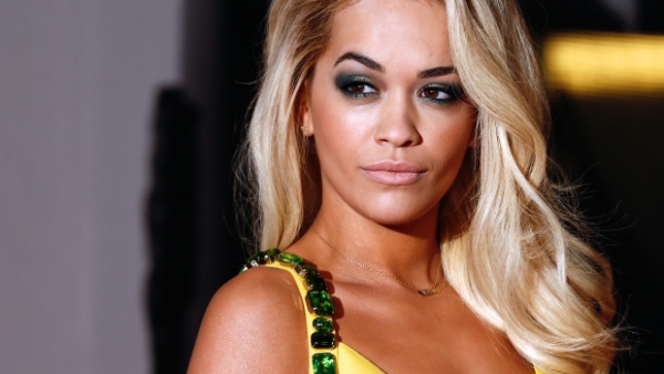H Rita Ora μόνο με τα εσώρουχά !