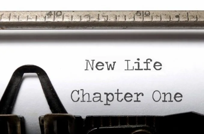 Χαρτί σε γραφομηχανή με τη φράση New Life Chapter One.