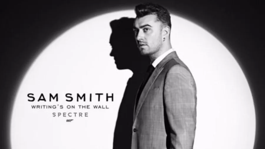 Ο Sam Smith σε ασπρόμαυρο φόντο για το τραγούδι Writing's On The Wall της ταινίας Spectre.