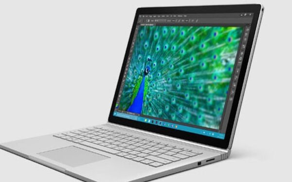 H Microsoft έβγαλε λάπτοπ και λέει ότι θα εξαφανίσει τα macbook της Apple