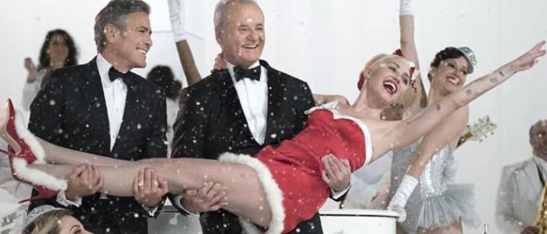 Η Miley Cyrus στα χέρια των George Clooney και Bill Murray