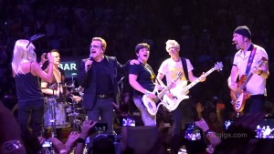 Τρελάθηκε με τους U2 η Penelope Cruz – Πέταξε κάτω τον Bono