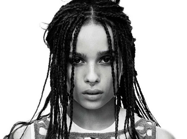 Κοντινό πορτρέτο της Zoe Kravitz με πλεξούδες