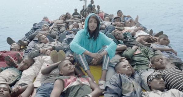 Η M.I.A. μπαίνει σε βάρκες με πρόσφυγες και περνά τα σύνορα στο βίντεο για το νέο της κομμάτι «Borders»