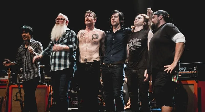 Το συγκρότημα Eagles of Death Metal στη σκηνή.