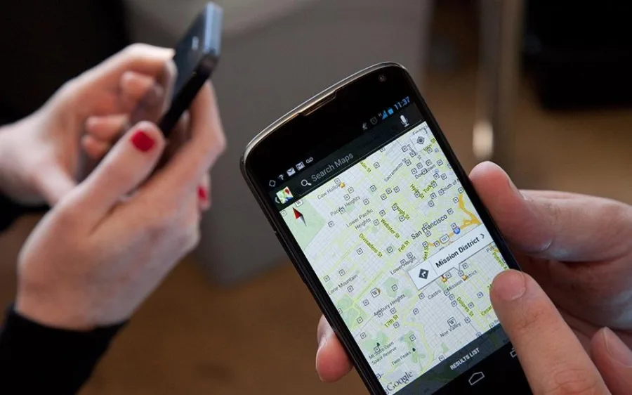Χρήση Google Maps σε smartphone Android.
