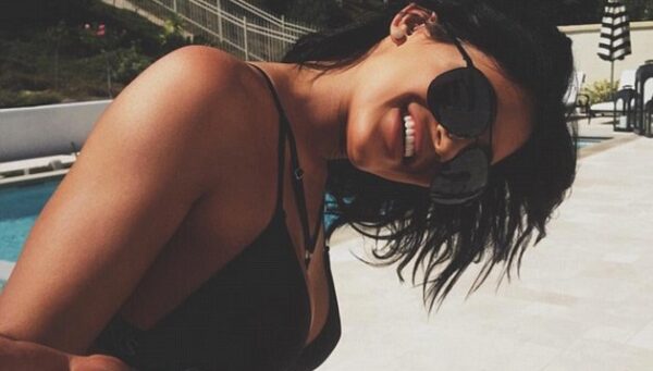Η φωτογραφία της Kylie Jenner μπροστά στην πισίνα που τρέλανε τον κόσμο
