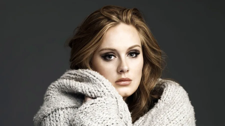 Η Adele ποζάρει με πλεκτό πουλόβερ.