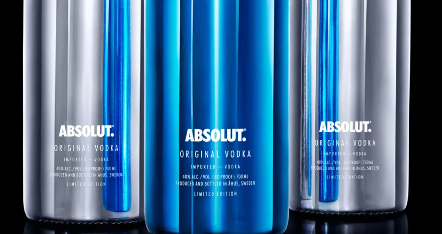 Τρεις συλλεκτικές φιάλες Absolut Electrik σε μπλε και ασημί χρώμα.