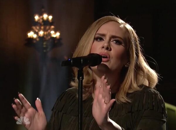 H Adele τραγούδισε ακαπέλα στο SNL και το αποτέλεσμα είναι καταπληκτικό.