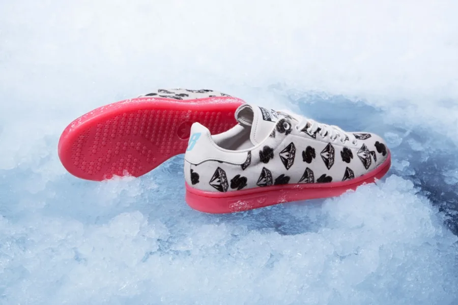Τα adidas Originals Billionaire Boys Club Stan Smith Pony Hair πάνω σε πάγο.