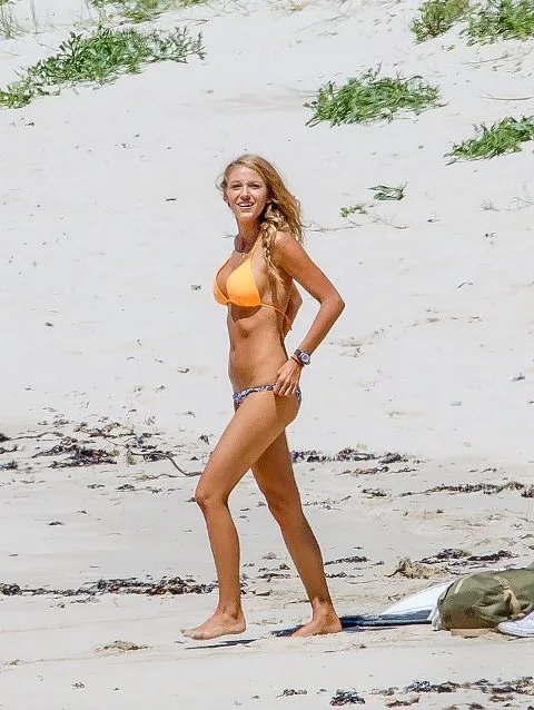 Blake-Lively-Bikini-Pictures-November-2015-1-1