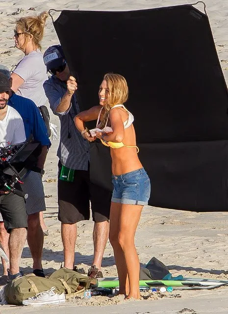 Blake-Lively-Bikini-Pictures-November-2015-10