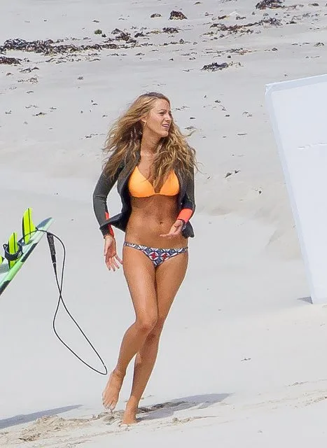 Blake-Lively-Bikini-Pictures-November-2015-11