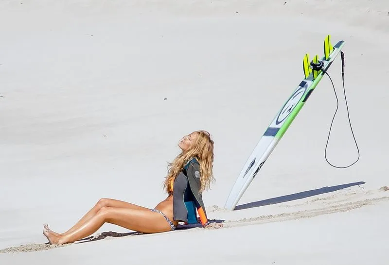 Blake-Lively-Bikini-Pictures-November-2015-9