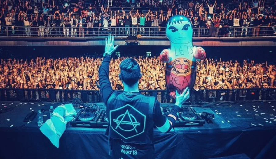 Ο Don Diablo σε DJ set μπροστά σε πλήθος κόσμου στο Mad Radio Nights.