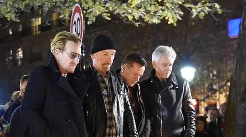 Τα μέλη του συγκροτήματος U2 στο Παρίσι.