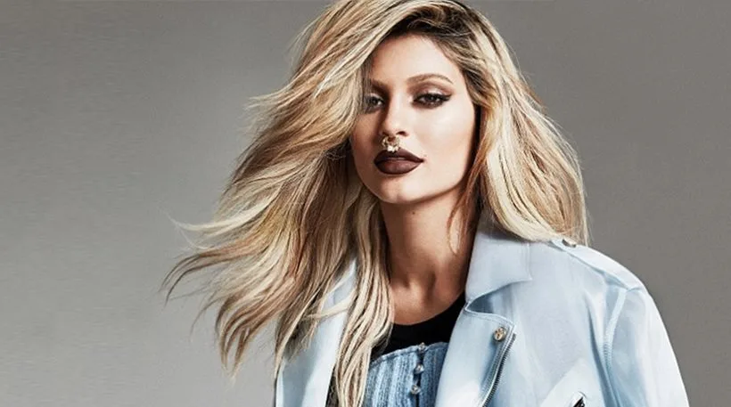 Η Kylie Jenner με ξανθά μαλλιά και χρυσό σκουλαρίκι στη μύτη.