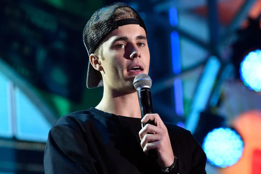Ο Justin Bieber σε σκηνή κρατώντας μικρόφωνο