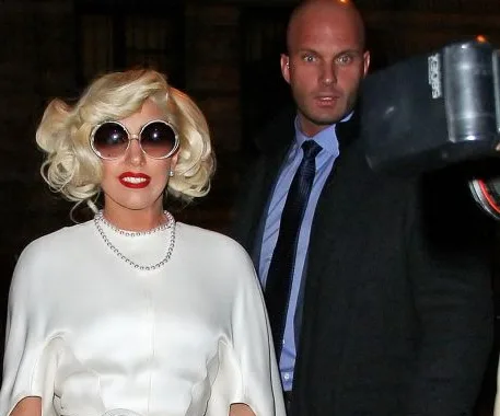 Lady-Gaga-and-Bodyguard-blond-wig