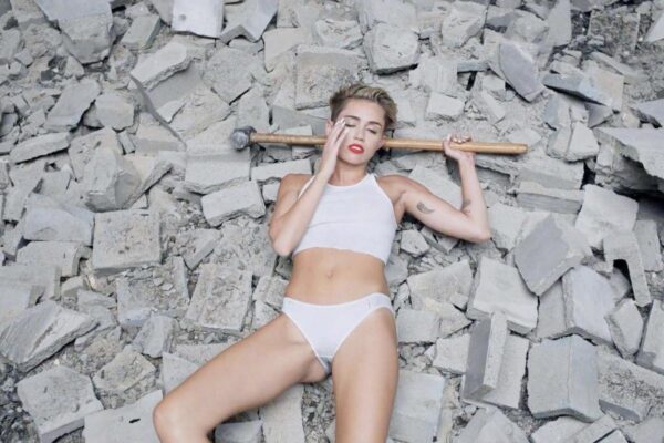 Η Miley Cyrus κατάφερε να ..αναβαθμίσει την τιμή ενός πιάνου απλά και μόνο γιατί το έγλειψε!