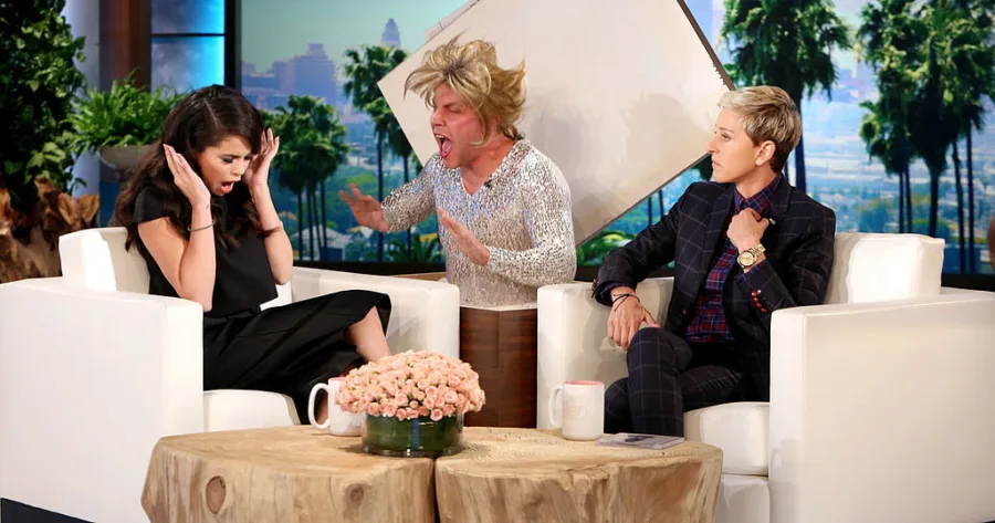 Η Selena Gomez τρομάζει στο πλατό της Ellen DeGeneres.
