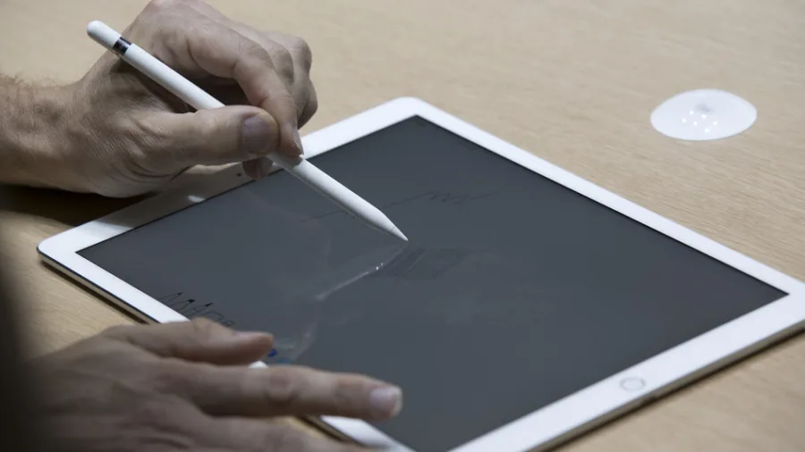 Χρήση του Apple Pencil πάνω στην οθόνη ενός iPad Pro.