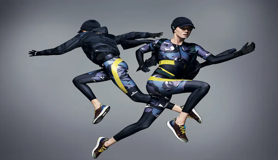 Δύο γυναίκες με αθλητικά ρούχα adidas by Stella McCartney σε κίνηση.