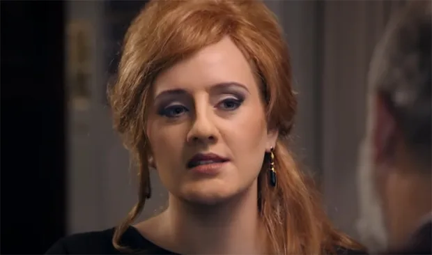 Η Adele μεταμφιεσμένη με περούκα και μακιγιάζ για τις ανάγκες φάρσας του BBC.