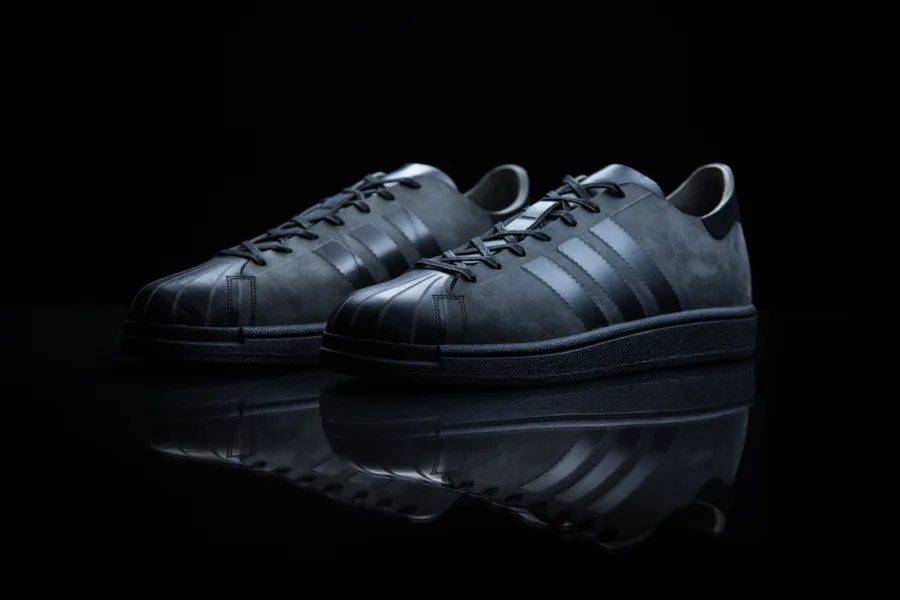 Τα παπούτσια adidas Futurecraft Leather Originals Superstar σε μαύρο φόντο.