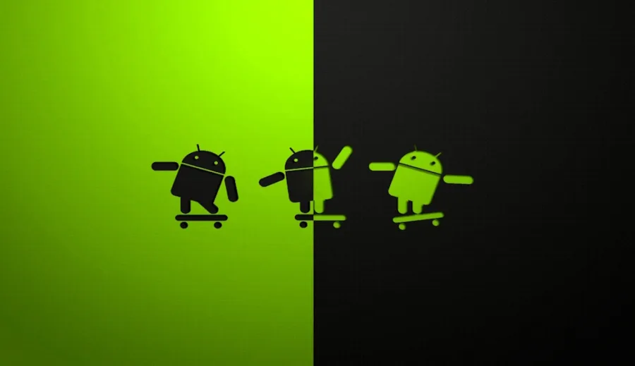 Τρεις φιγούρες του Android ρομπότ πάνω σε σκέιτμπορντ σε πράσινο και μαύρο φόντο.