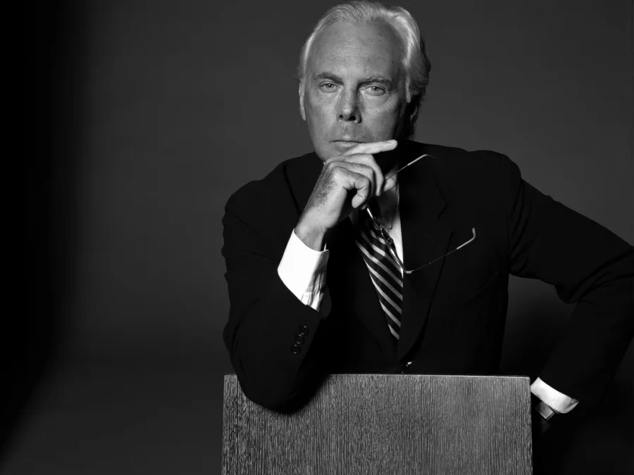 Ο Giorgio Armani σε ασπρόμαυρο πορτρέτο