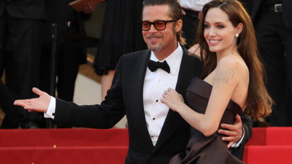 Η Angelina Jolie ποζάρει γυμνή στο φακό του Brad Pitt