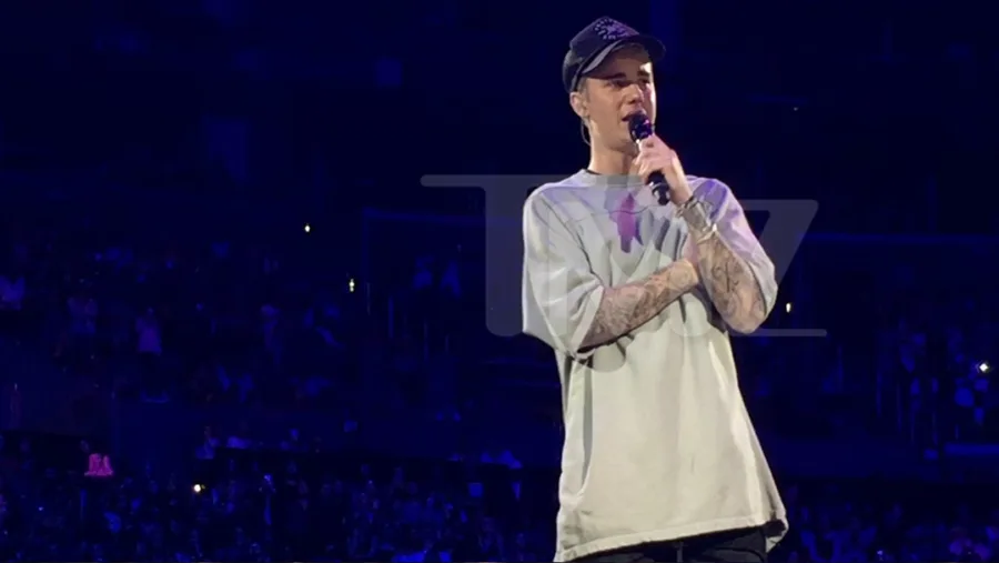 Ο Justin Bieber σε συναυλία με μικρόφωνο και καπέλο