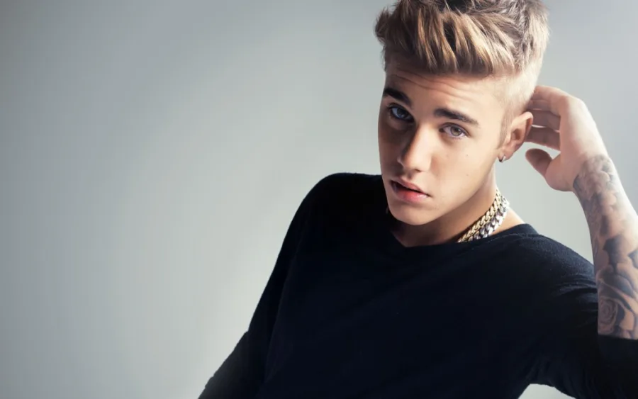 Ο Justin Bieber ποζάρει σε γκρίζο φόντο