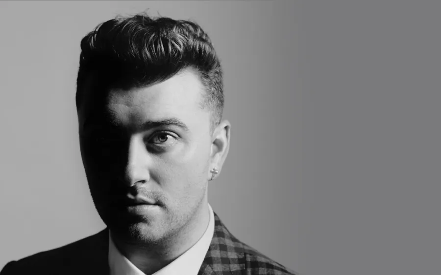 Ασπρόμαυρο πορτρέτο του Sam Smith.