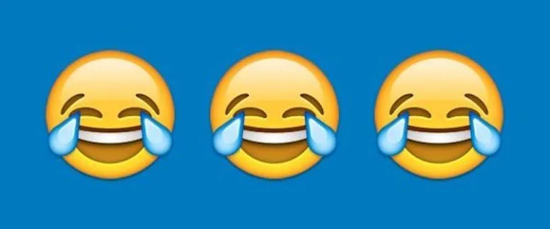 Τρία emoji που κλαίνε από τα γέλια σε μπλε φόντο.