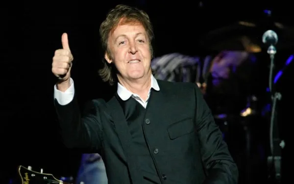 Ο Paul McCartney σε συναυλία κάνοντας την κίνηση thumbs up.