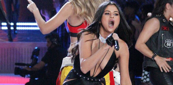 Η Selena Gomez έκλεψε την παράσταση από τους «Αγγέλους» της Victoria’s Secret