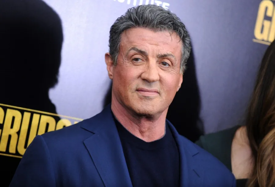 Ο Sylvester Stallone με μπλε κοστούμι