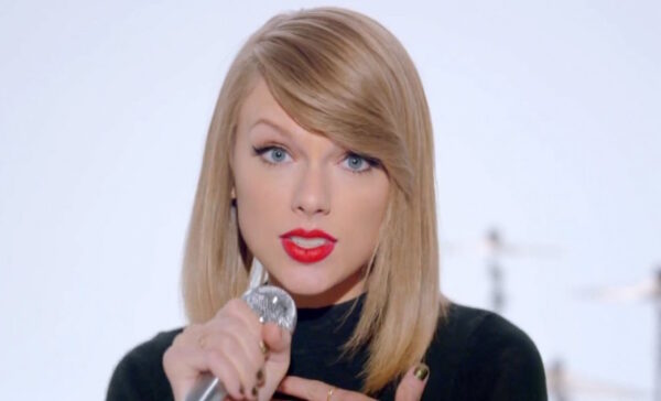 Η Taylor Swift δεν είναι ντίβα και μας το δείχνει κάθε στιγμή!