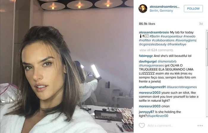 Η Αλεσάντρα Αμπρόζιο σε selfie μπροστά από καθρέφτη.