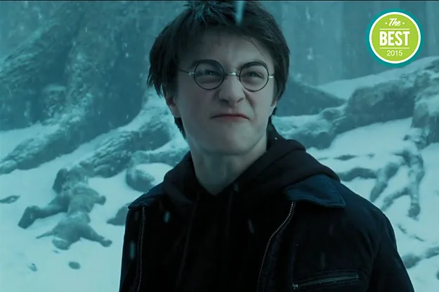 Ο Harry Potter με γυαλιά και μαύρο φούτερ σε χιονισμένο δάσος.