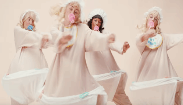H Miley Cyrus πρωταγωνίστρια σε ένα ακόμα “άβολο” video