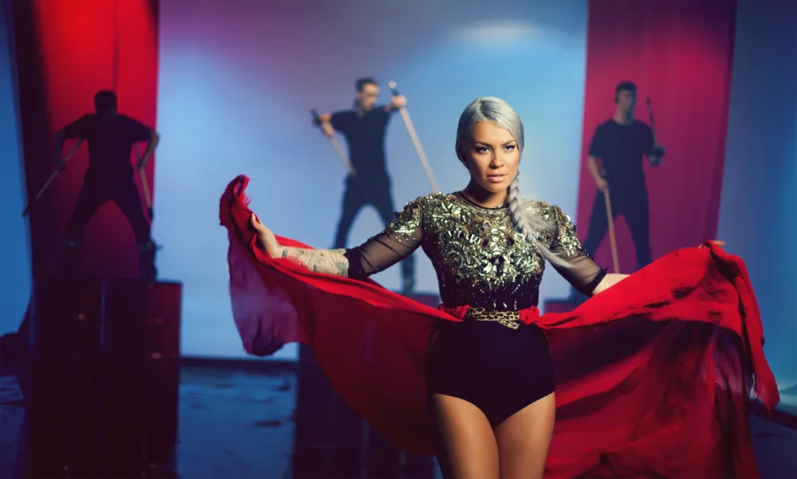 Η Naya σε σκηνικό από το video clip του τραγουδιού Πάντα μαζί σου.