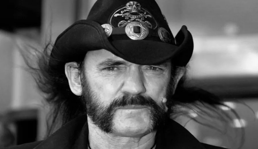 Ο Lemmy των Motorhead με το χαρακτηριστικό του καπέλο και μουστάκι.