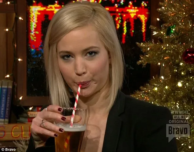 2F8F602800000578-0-Boozy_interview_Jennifer_Lawrence_made_her_first_visit_to_the_cl-m-98_1450767443390