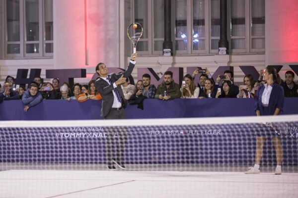 O ΠΑΓΚΟΣΜΙΟΣ BRAND AMBASSADOR ΤΟΥ TOMMY HILFIGER RAFAEL NADAL ΠΑΙΖΕΙ ΣΕ POP-UP ΓΗΠΕΔΟ ΤΕΝΙΣ ΣΤΗ ΜΑΔΡΙΤΗ ΤΗΣ ΙΣΠΑΝΙΑΣ