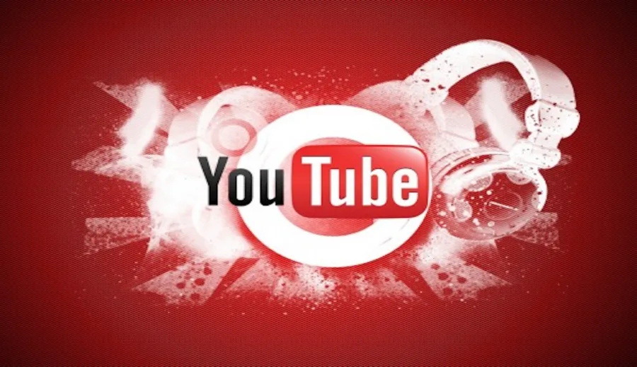 Το λογότυπο του YouTube σε κόκκινο φόντο με ακουστικά και γραφικά εφέ.