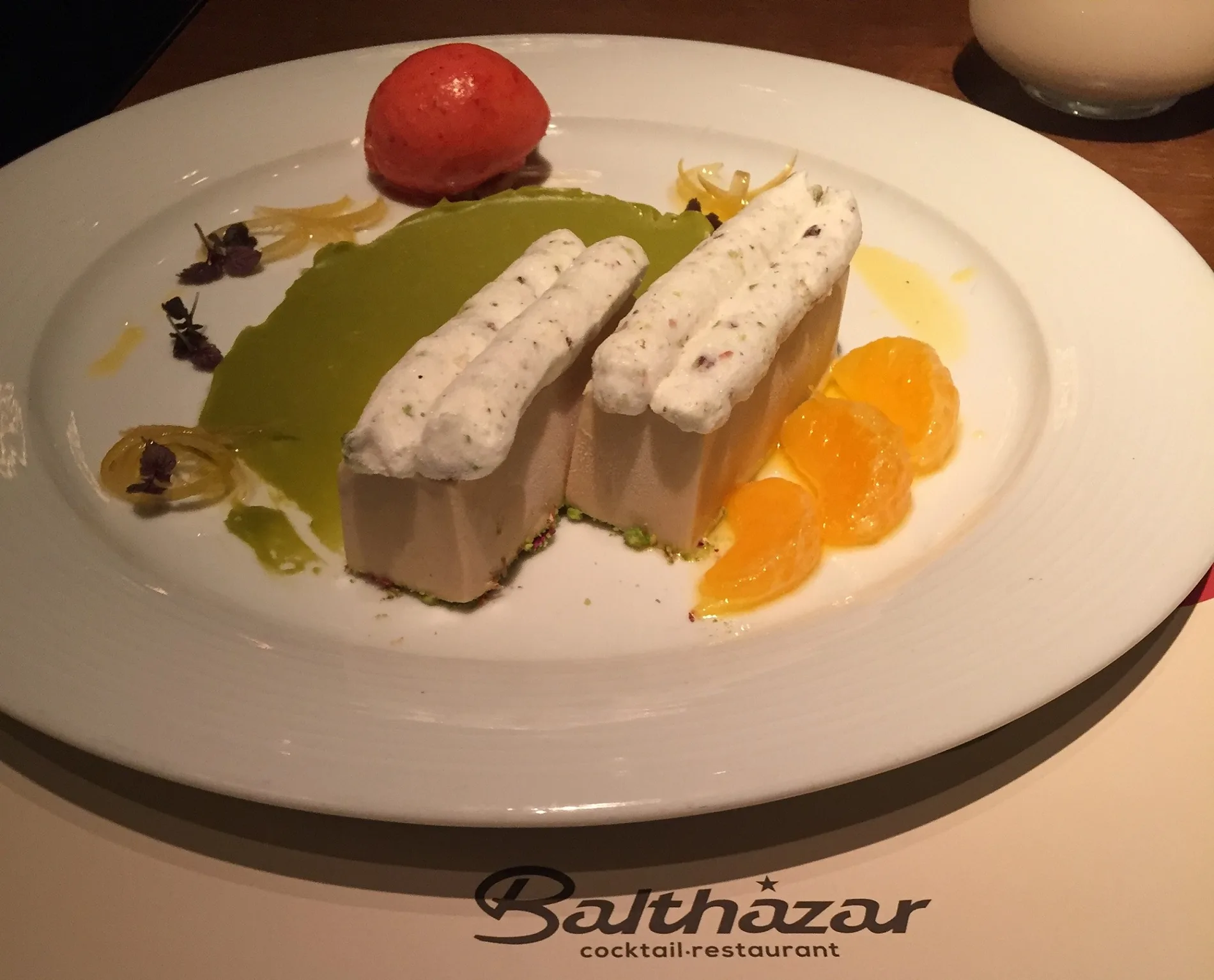 BALTHAZAR_Semifreddo Mακεδονικού Xαλβά πάνω σε τραγάνο μπισκότο απο φιστίκι Aιγίνης, Ναμελάκα φιστίκι Αιγίνης και sorbet λουκούμι